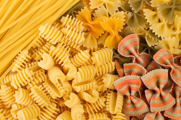 Verschillende soorten pasta in een close-up?