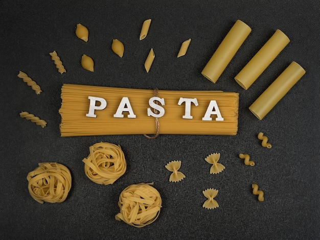 Verschillende soorten pasta op grijze achtergrond