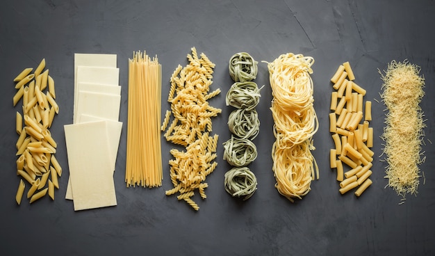 Verschillende soorten pasta van durumtarwevariëteiten voor het bereiden van mediterrane gerechten.