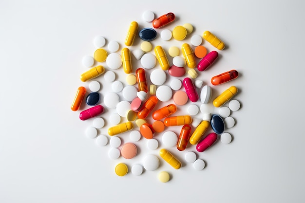 Verschillende soorten pillen op een witte achtergrond Behandelingsconcept generatieve ai