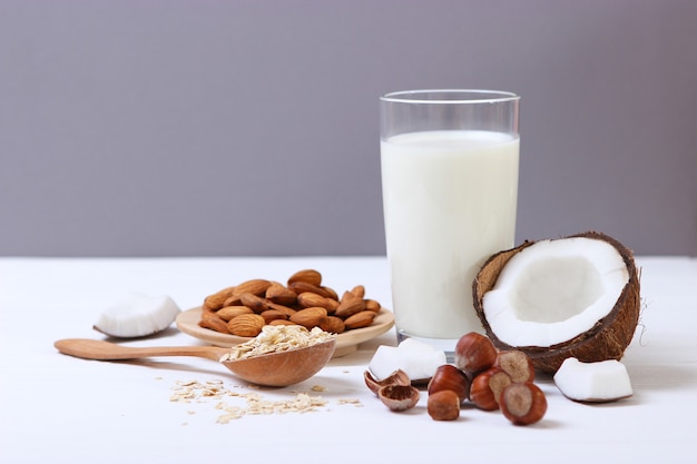 Verschillende soorten plantaardige melk op tafel