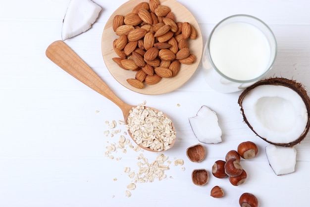 Verschillende soorten plantaardige melk op tafel