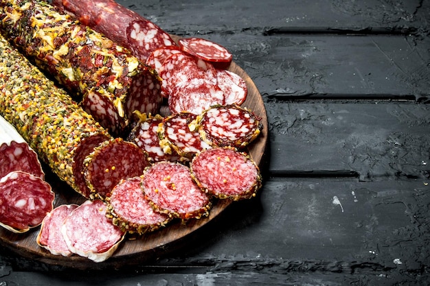 Verschillende soorten salami op houten bord