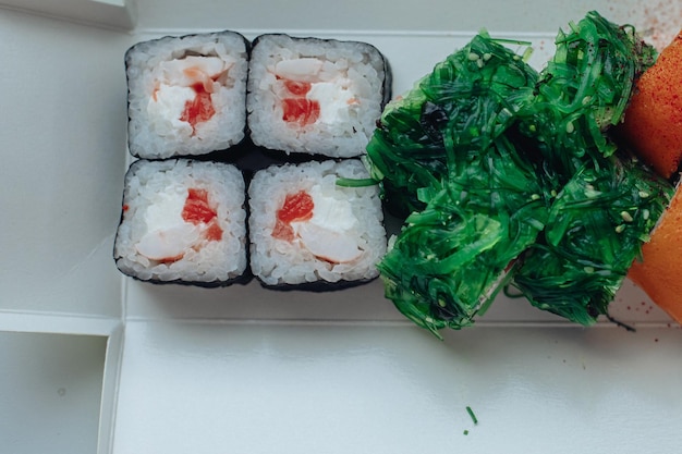 Verschillende soorten sushi bezorgen Verschillende soorten sushi voor lunch of diner