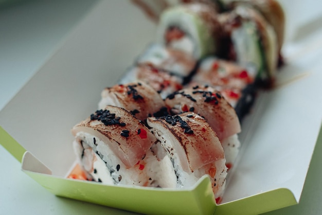 Verschillende soorten sushi bezorgen Verschillende soorten sushi voor lunch of diner