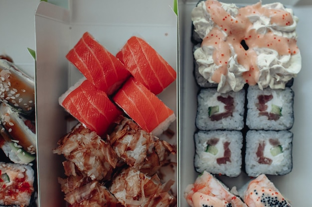 Verschillende soorten sushi bezorgen Verschillende soorten sushi voor lunch of diner