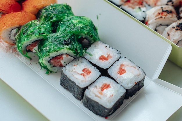 Verschillende soorten sushi bezorgen Verschillende soorten sushi voor lunch of diner