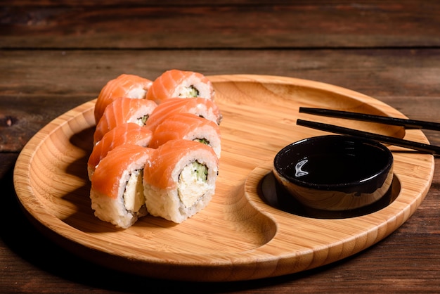 Verschillende soorten sushi geserveerd. Rol met zalm, avocado, komkommer. Sushi-menu. Japans eten.