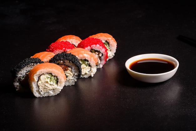 Verschillende soorten sushi geserveerd. rol met zalm, avocado, komkommer. sushi-menu. japans eten.
