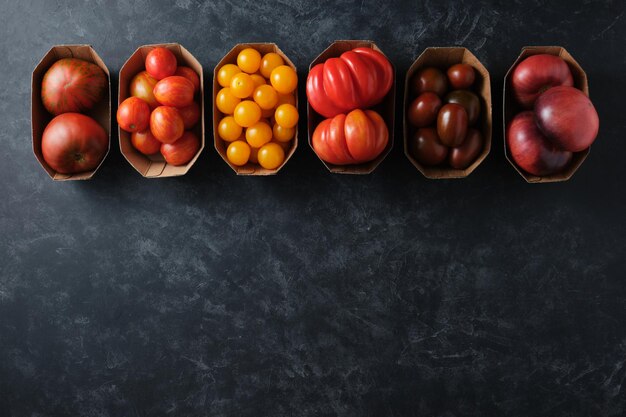 Verschillende soorten tomaten in papieren verpakkingen