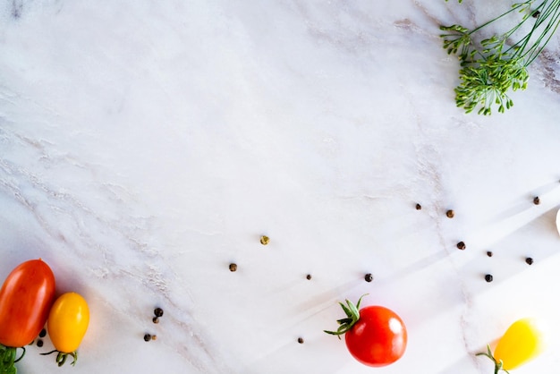 verschillende soorten tomaten op een marmeren tafel, groentelay-out, conserveringsconcept