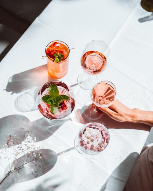 Verschillende soorten wijn en wijncocktails in glazen, bereid om binnen op een witte tafel te proeven