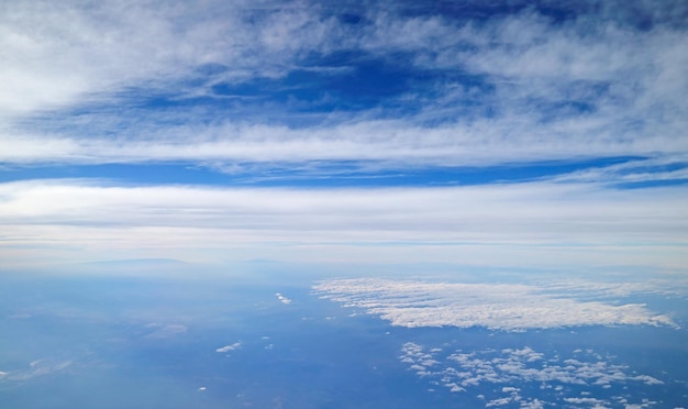 Verschillende soorten wolken aan de hemel Uitzicht vanuit het vliegtuigraam tijdens de vlucht