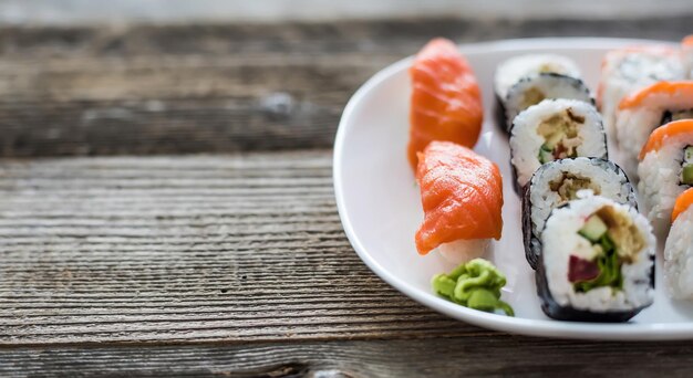 verschillende sushi op een witte plaat