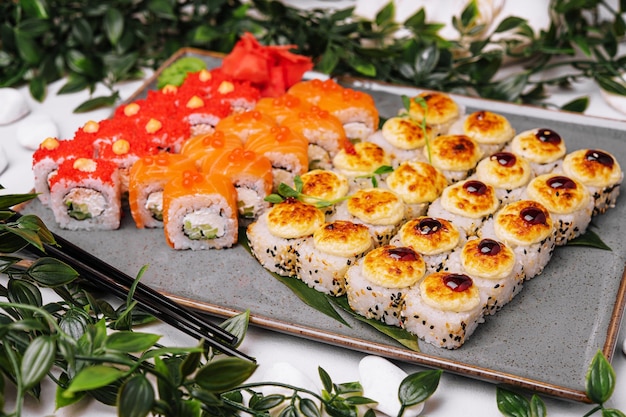 Verschillende sushi rollen op een groot bord