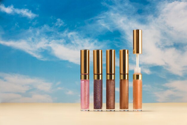 Foto verschillende tinten lipgloss met blauwe lucht