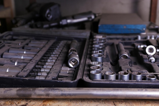 Verschillende tools op de werkplek in de garage