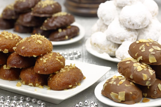 Verschillende traditionele kerstdesserts op tafel