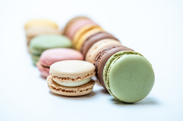 Verschillende veelkleurige macaron-taarten op een wit oppervlak