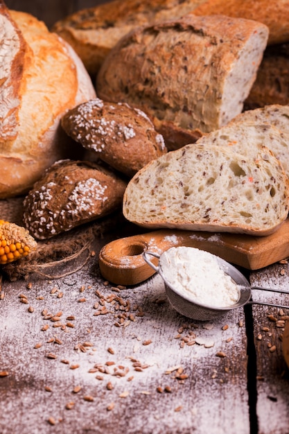 Verschillende vers brood en broodjes op de houten tafel