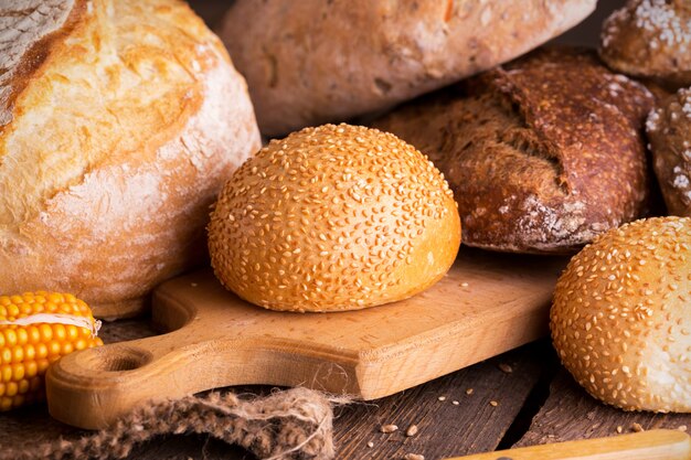 Verschillende vers brood en broodjes op de houten tafel