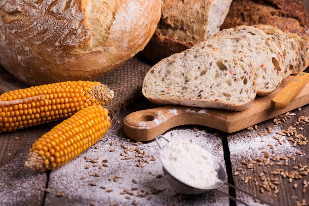 Verschillende vers brood en broodjes op de houten tafel