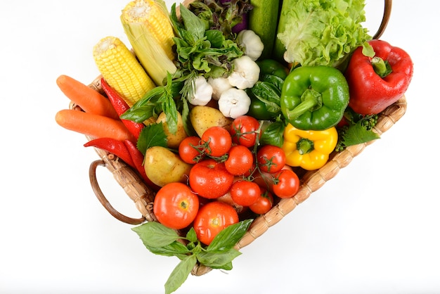 Verschillende verse biologische groenten voor gezond op hout achtergrond.
