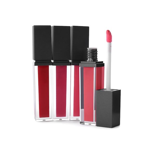Verschillende vloeibare lipsticks op witte achtergrond Make-up product