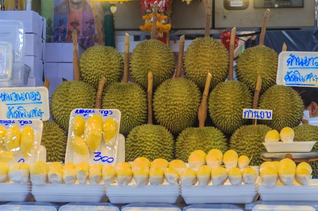 Foto verschillende vruchten te koop op de marktstand