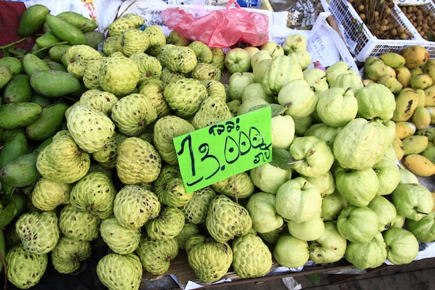 Foto verschillende vruchten voor verkoop op de markt