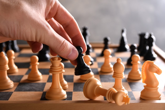 Foto verschillende werkstukken op een houten tafel. heggelsleutels sleutels, hamer