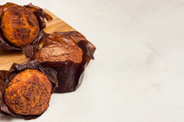 Verschillende zelfgemaakte muffins met chocolade en cacao en bakken. Copyspace.