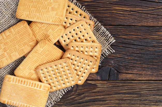 Verschillende zoete koekjes op houten ondergrond, bovenaanzicht. Ruimte voor je tekst