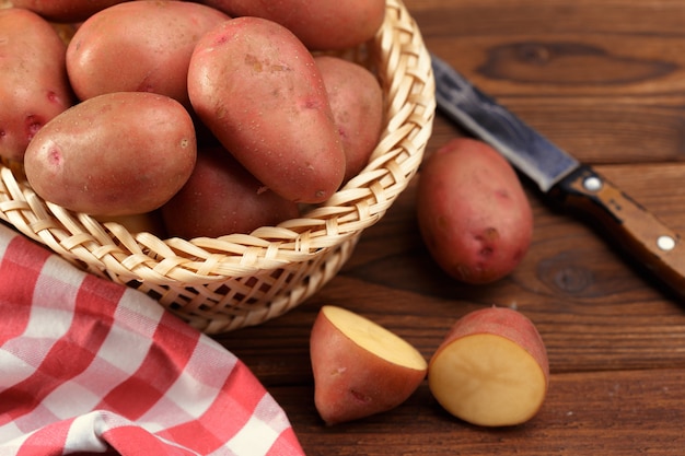 Verse aardappelen in de mand