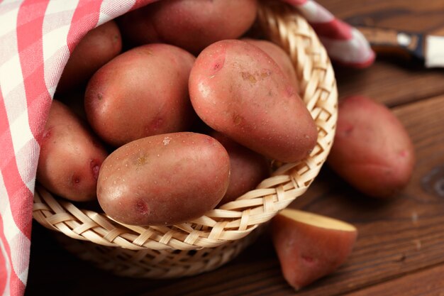 Verse aardappelen in de mand