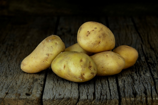 Verse aardappelen op een oude houten tafel