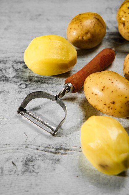 Foto verse aardappelen op een witte tafel.