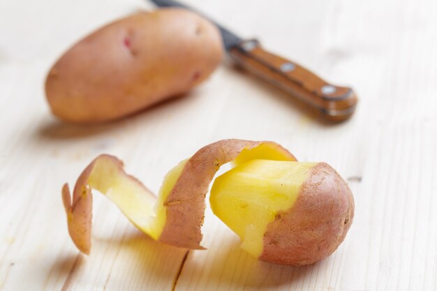 Verse Aardappels op de houten achtergrond