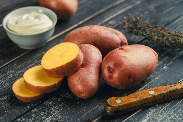 Verse Aardappels op de houten achtergrond