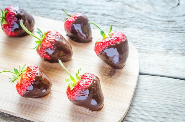 Verse aardbeien bedekt met donkere chocolade