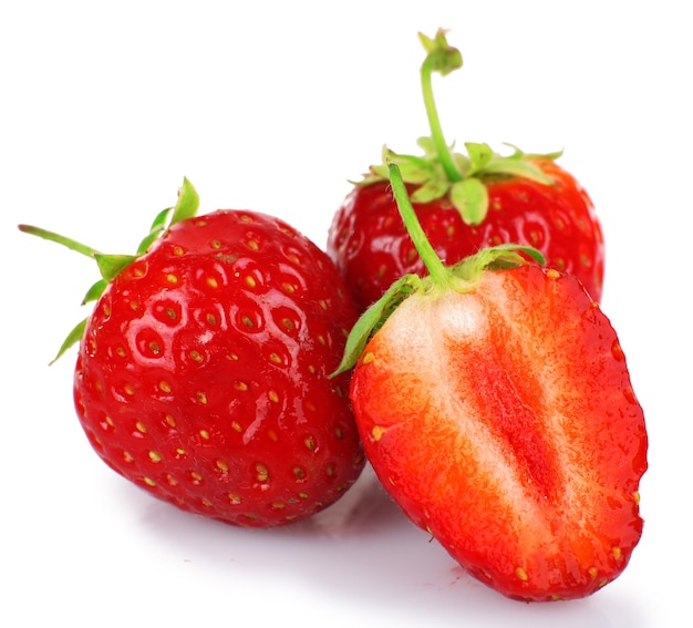 Verse Aardbeien die op Wit worden geïsoleerd