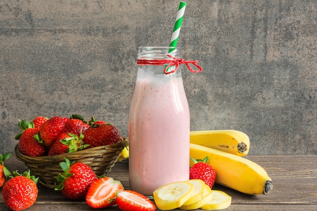 Verse aardbeien en bananen smoothie in een fles