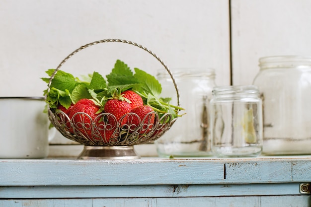 Verse aardbeien en melissekruiden