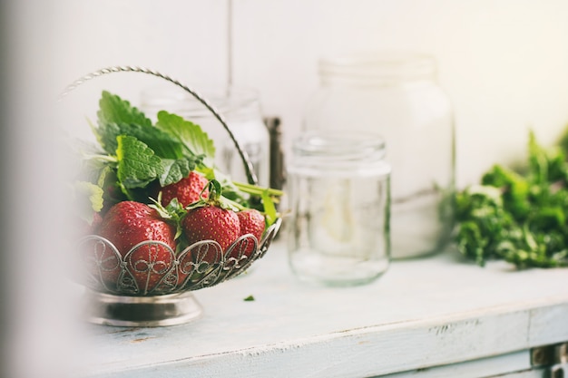 Verse aardbeien en melissekruiden