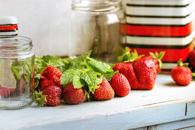 Verse aardbeien en melissekruiden