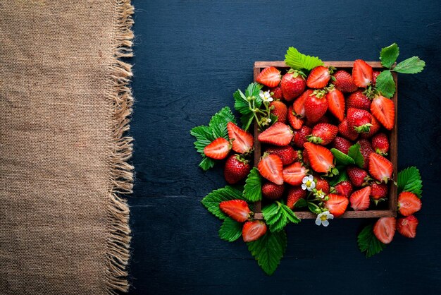 Verse aardbeien Gezonde voeding Op houten achtergrond Bovenaanzicht Vrije ruimte