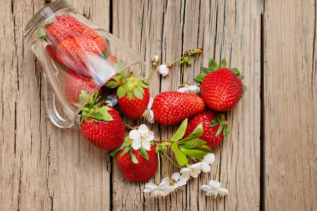 Verse aardbeien in een glazen beker op een houten tafel