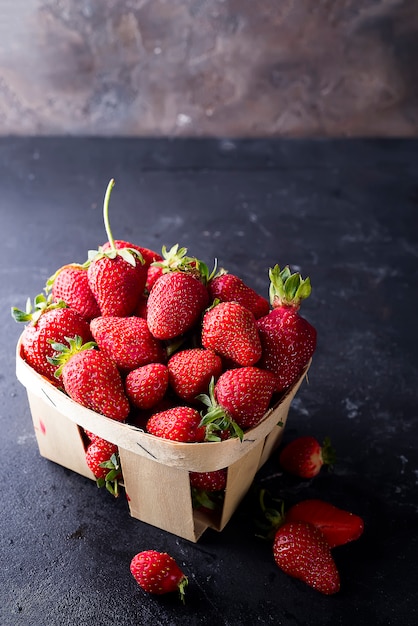 Verse aardbeien in een houten krat