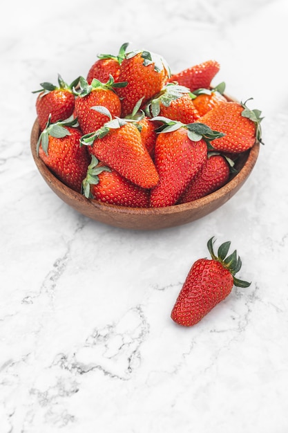 Foto verse aardbeien in een kom op tafel