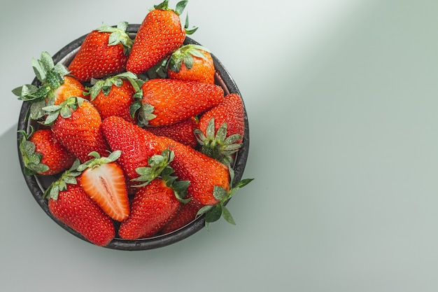 Foto verse aardbeien in een kom op tafel